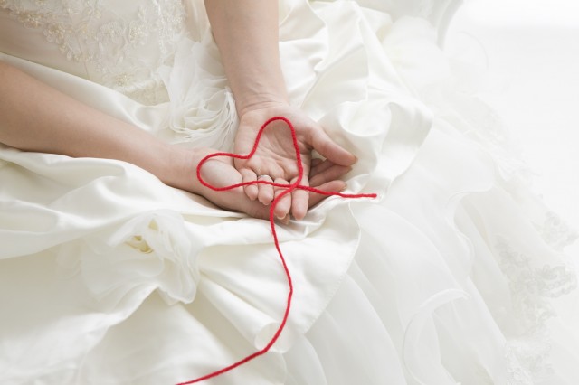 花嫁の手元と赤い糸