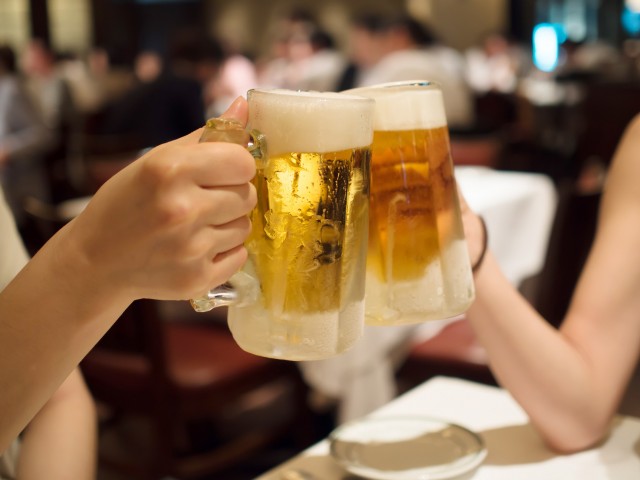 ビールで乾杯する手