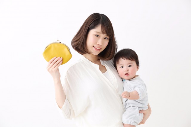 財布と女性と赤ちゃん