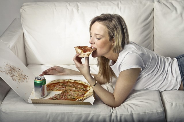 ピザを食べる女性
